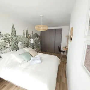 https://sunny-and-calm-2-bed-apartment-place-du-pin.fr-provencehotel.com